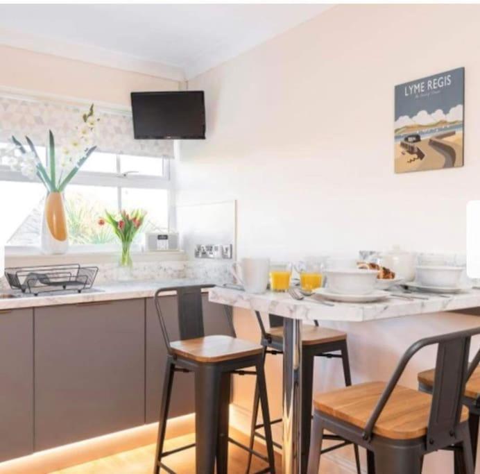 Beautiful Large Property, Sleeps 9 Walking Distance To The Sea , Beaches And Restaurants Fantastic Interior Lyme Regis Exterior foto